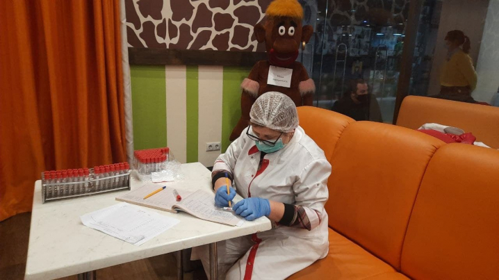 Мистецтво донорства: У Чернівцях бажаючі здавали кров у торгівельному центрі DEPOt