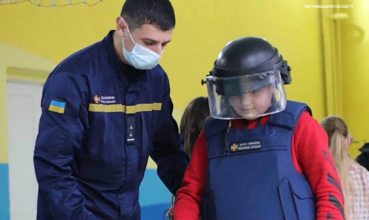 Чернівецькі патрульні та рятувальники провели пізнавальну акцію для учнів