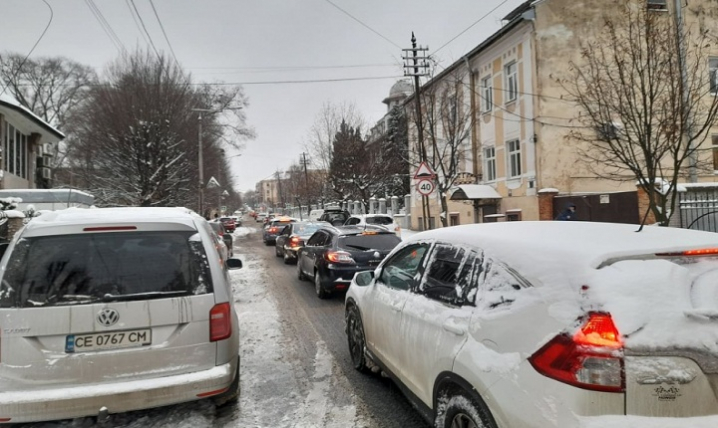 Снігова негода: затори скували центр Чернівців