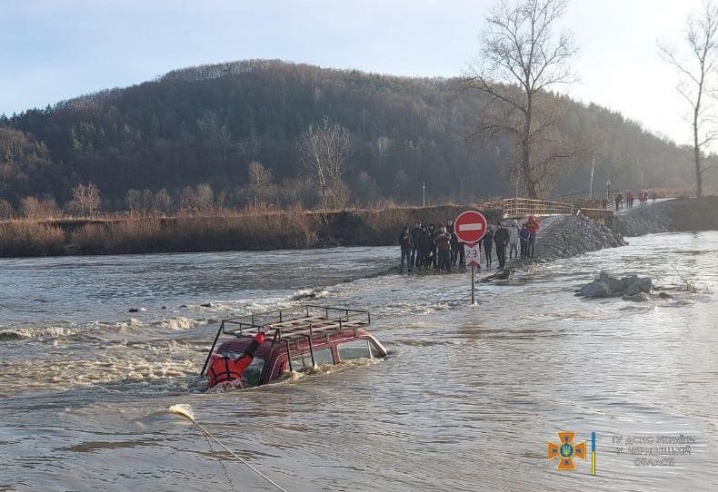 Намагався переїхати річку: рятувальники витягнули автівку з р. Прут