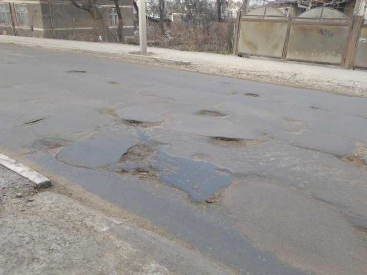 Глибокі ями: оприлюднили фото ділянки, яку чернівецькі комунальники ремонтували в дощ