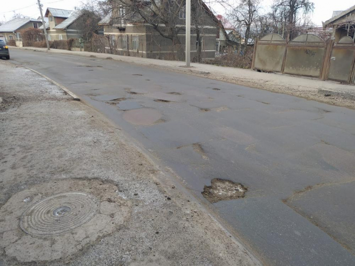 Глибокі ями: оприлюднили фото ділянки, яку чернівецькі комунальники ремонтували в дощ
