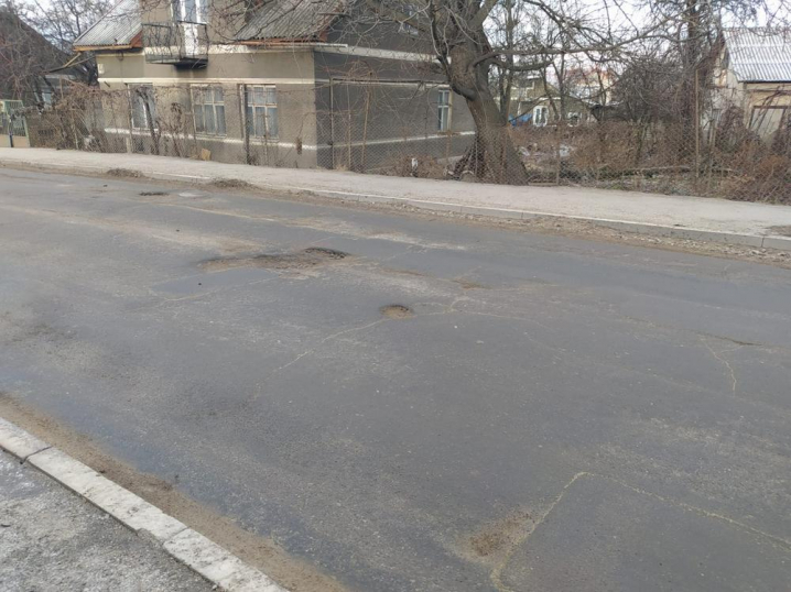 Глибокі ями: оприлюднили фото ділянки, яку чернівецькі комунальники ремонтували в дощ