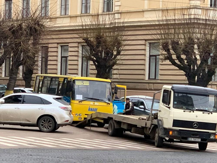 У центрі Чернівців евакуатор забрав несправну маршрутку