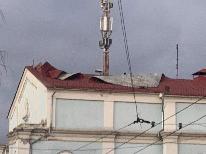 Вітер зірвав дах будівлі кінотеатру «Чернівці»