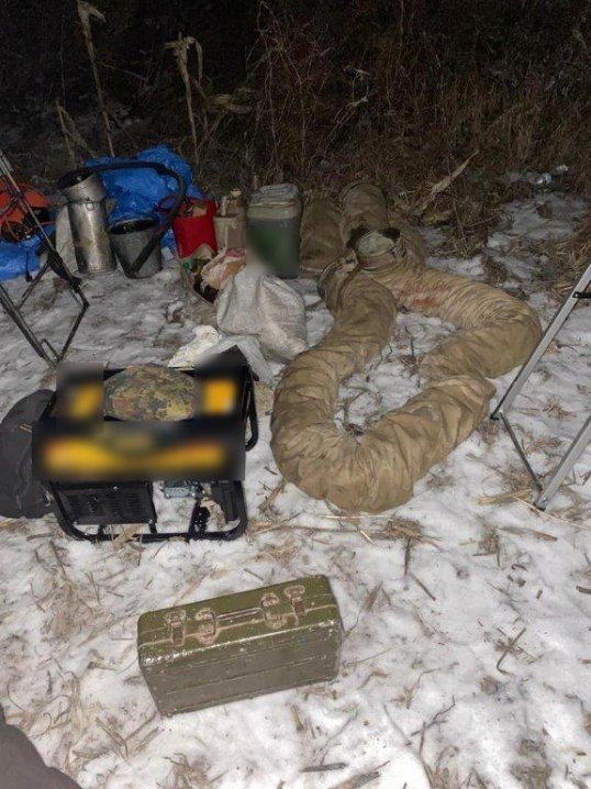 Буковинці намагалися на списаному літаку АН-2 перемістити контрабанду через кордон Буковинці намагалися на списаному літаку АН-2 перемістити контрабанду через кордон