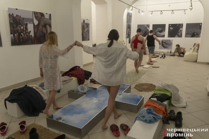 У Чернівцях пройшла виставка художника Броніслава Тутельмана "H2O"