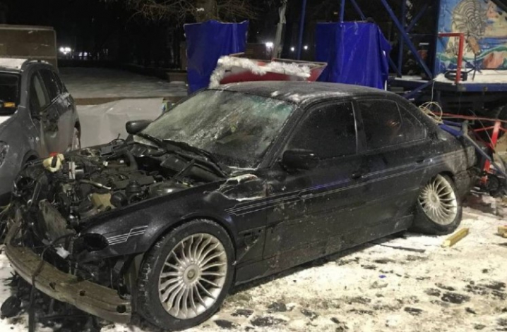 У Чернівцях п'яний водій на BMW зніс атракціони: подробиці ДТП