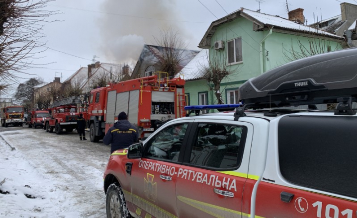У Чернівцях пожежники врятували від вогню 69-річного чоловіка У Чернівцях пожежники врятували від вогню 69-річного чоловіка