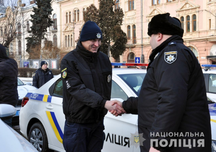 Вісімнадцять нових автомобілів отримали поліцейські для несення служби на Буковині