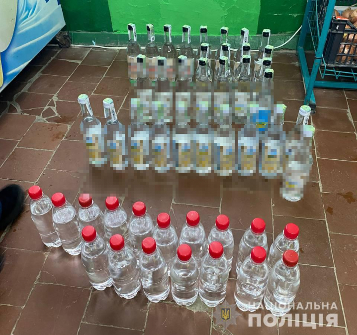 На Буковині "накрили" міні-завод з виготовлення алкогольних напоїв: товару вилучили на мільйон гривень