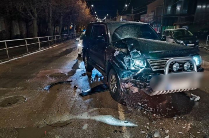 Вночі у Чернівцях водійка Toyota спричинила потрійну ДТП