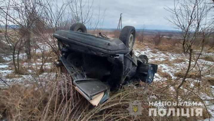 У селі Малий Кучурів автівка перекинулась у кювет: водія шпиталізували