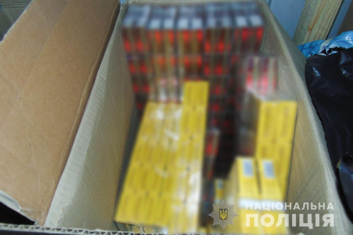 У Чернівцях на ринку "прикрили" продаж цигарок без акцизу