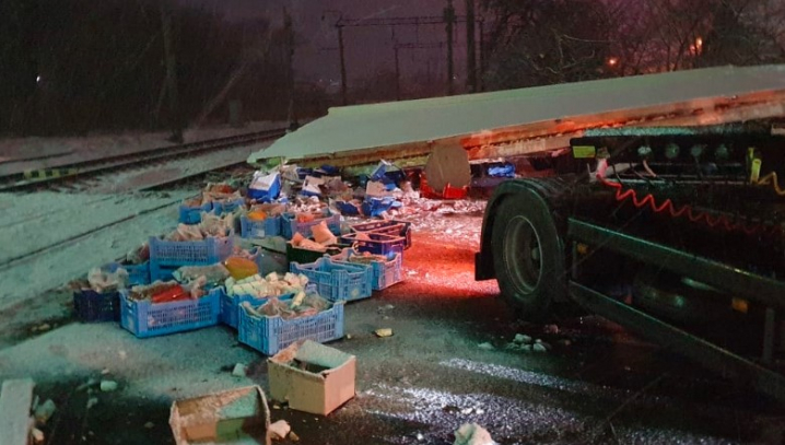 Потяг "Київ - Івано-Франківськ" зіткнувся з вантажівкою: постраждав машиніст Потяг "Київ - Івано-Франківськ" зіткнувся з вантажівкою: постраждав машиніст