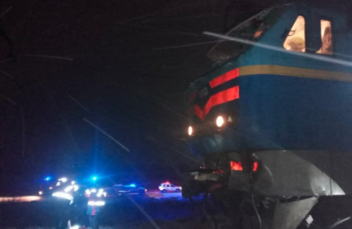 Потяг "Київ - Івано-Франківськ" зіткнувся з вантажівкою: постраждав машиніст