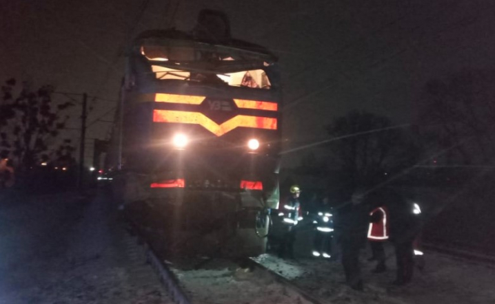Потяг "Київ - Івано-Франківськ" зіткнувся з вантажівкою: постраждав машиніст