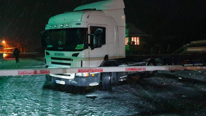 Потяг "Київ - Івано-Франківськ" зіткнувся з вантажівкою: постраждав машиніст Потяг "Київ - Івано-Франківськ" зіткнувся з вантажівкою: постраждав машиніст