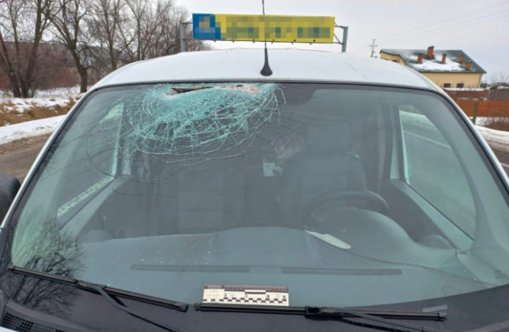 На трасі біля Львова арматура з вантажівки пробила легковик та зачепила пасажирку На трасі біля Львова арматура з вантажівки пробила легковик та зачепила пасажирку