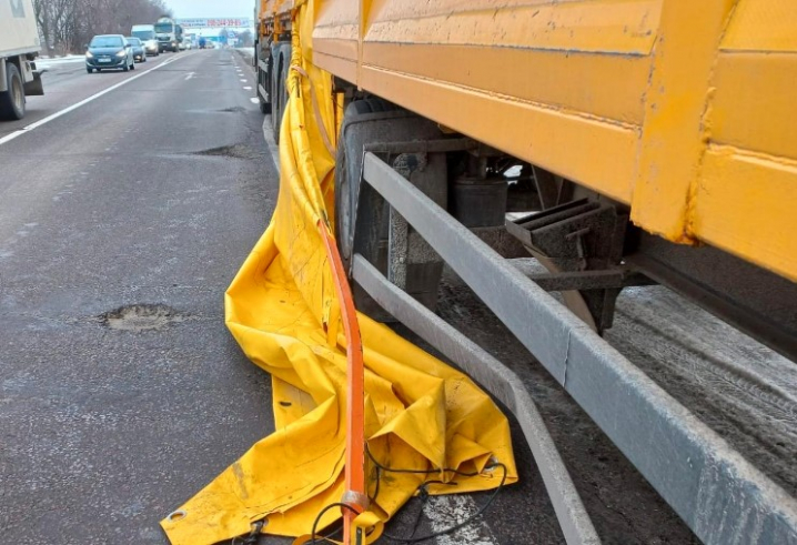 На трасі біля Львова арматура з вантажівки пробила легковик та зачепила пасажирку На трасі біля Львова арматура з вантажівки пробила легковик та зачепила пасажирку