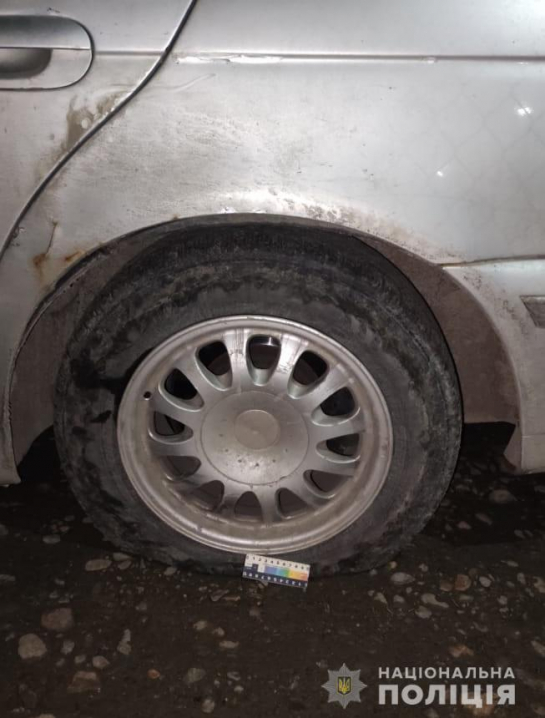 На Буковині невідомі порізали шини на автівці журналіста із Закарпаття