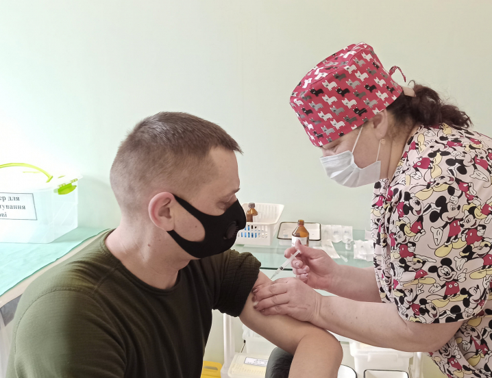 На Буковині військові отримують бустерну дозу від COVID-19