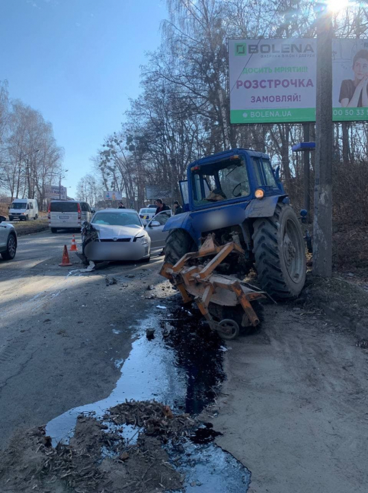 Зіштовхнулися легковик і трактор: ДТП біля Калинівського ринку(фото)