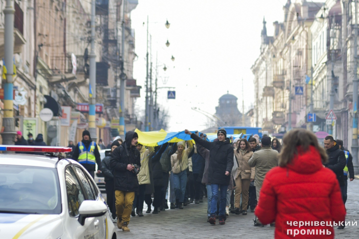 На Центральній площі відзначили День єднання: у центрі міста пронесли величезний прапор