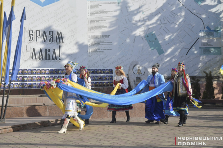 На Центральній площі відзначили День єднання: у центрі міста пронесли величезний прапор