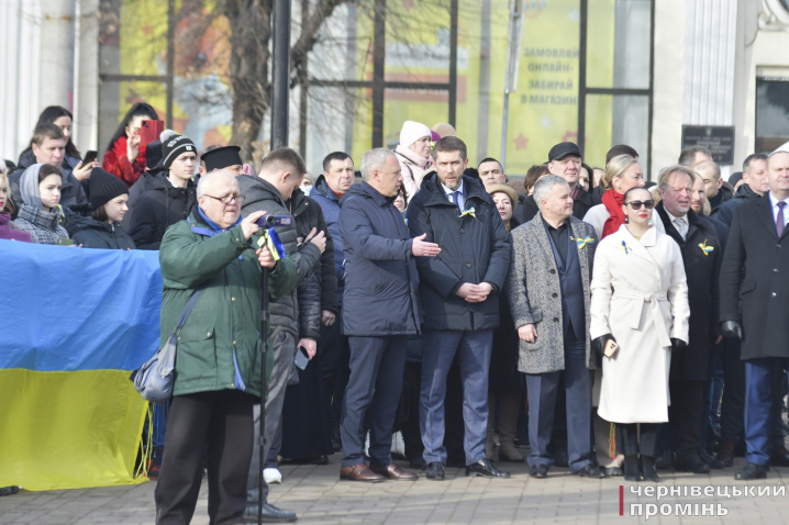 На Центральній площі відзначили День єднання: у центрі міста пронесли величезний прапор