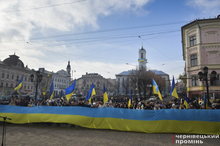 На Центральній площі відзначили День єднання: у центрі міста пронесли величезний прапор