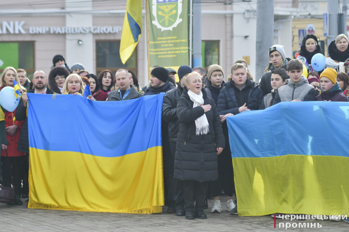 На Центральній площі відзначили День єднання: у центрі міста пронесли величезний прапор