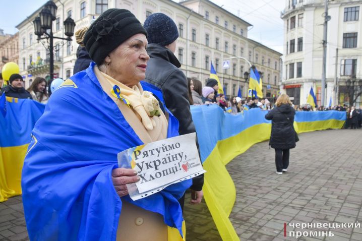 На Центральній площі відзначили День єднання: у центрі міста пронесли величезний прапор