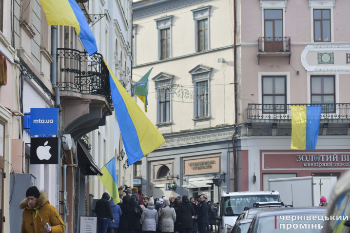 На Центральній площі відзначили День єднання: у центрі міста пронесли величезний прапор