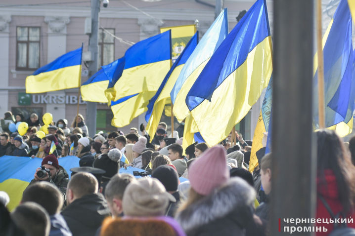 На Центральній площі відзначили День єднання: у центрі міста пронесли величезний прапор