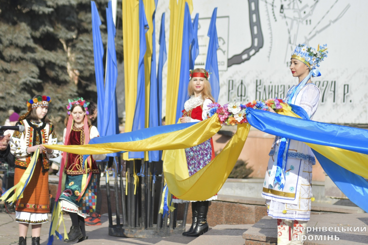 На Центральній площі відзначили День єднання: у центрі міста пронесли величезний прапор