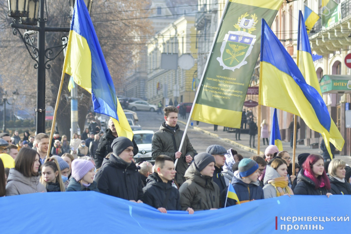 На Центральній площі відзначили День єднання: у центрі міста пронесли величезний прапор