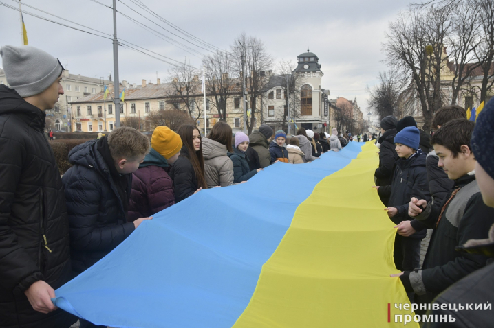 На Центральній площі відзначили День єднання: у центрі міста пронесли величезний прапор