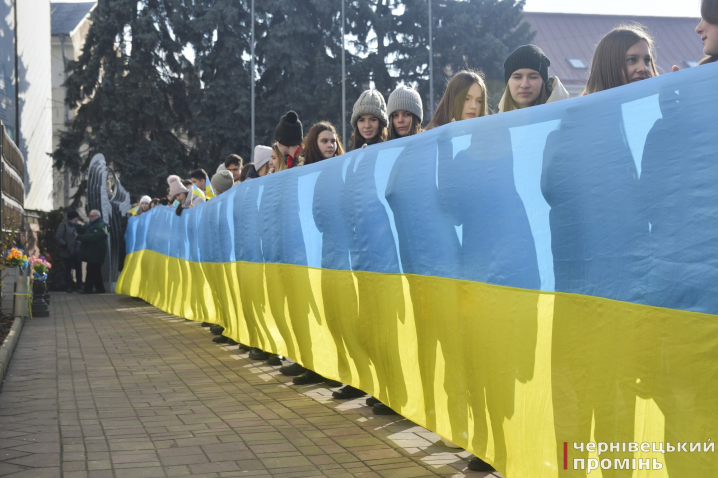 На Центральній площі відзначили День єднання: у центрі міста пронесли величезний прапор