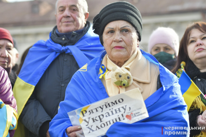 На Центральній площі відзначили День єднання: у центрі міста пронесли величезний прапор