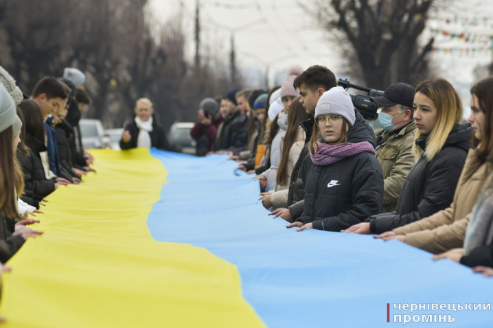 На Центральній площі відзначили День єднання: у центрі міста пронесли величезний прапор