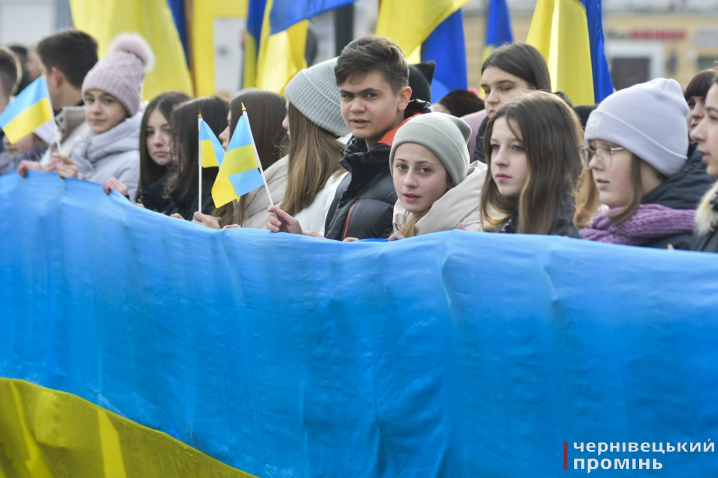 На Центральній площі відзначили День єднання: у центрі міста пронесли величезний прапор