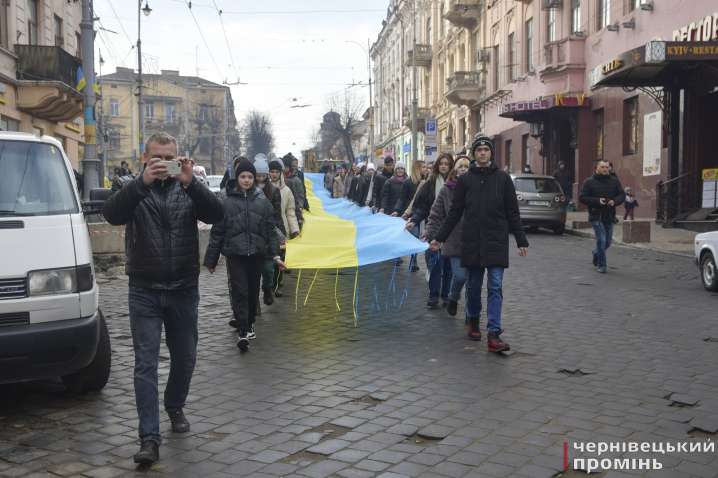 На Центральній площі відзначили День єднання: у центрі міста пронесли величезний прапор