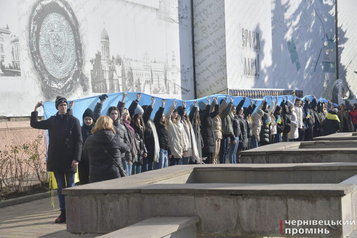 На Центральній площі відзначили День єднання: у центрі міста пронесли величезний прапор