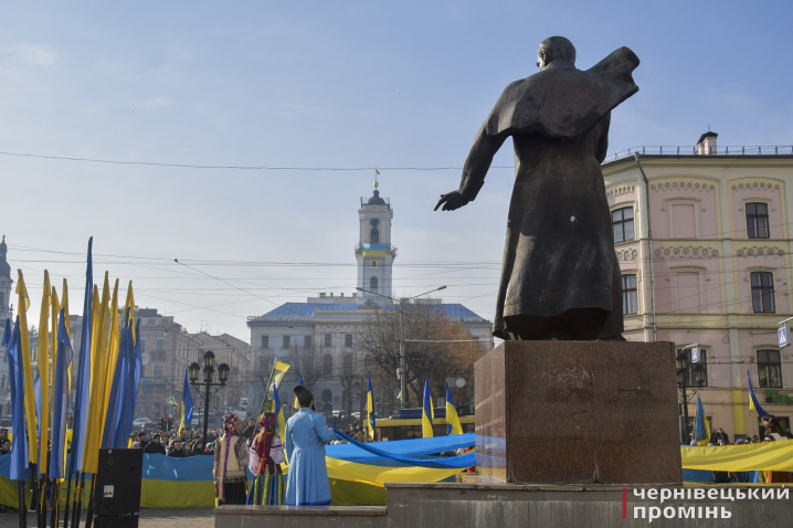 На Центральній площі відзначили День єднання: у центрі міста пронесли величезний прапор