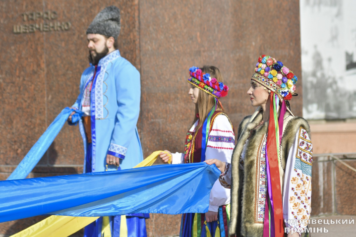 На Центральній площі відзначили День єднання: у центрі міста пронесли величезний прапор