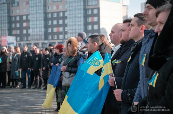 У Чернівцях з нагоди Дня єднання підняли найбільший в області прапор