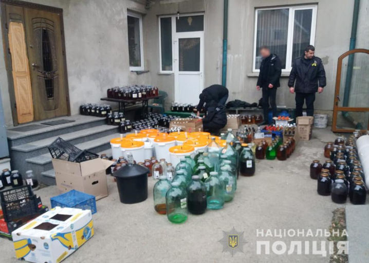 У буковинця вдома вилучили три тони контрафактного алкоголю на понад мільйон гривень У буковинця вдома вилучили три тони контрафактного алкоголю на понад мільйон гривень