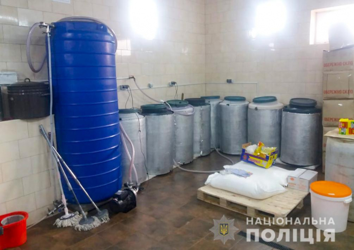 У буковинця вдома вилучили три тони контрафактного алкоголю на понад мільйон гривень У буковинця вдома вилучили три тони контрафактного алкоголю на понад мільйон гривень