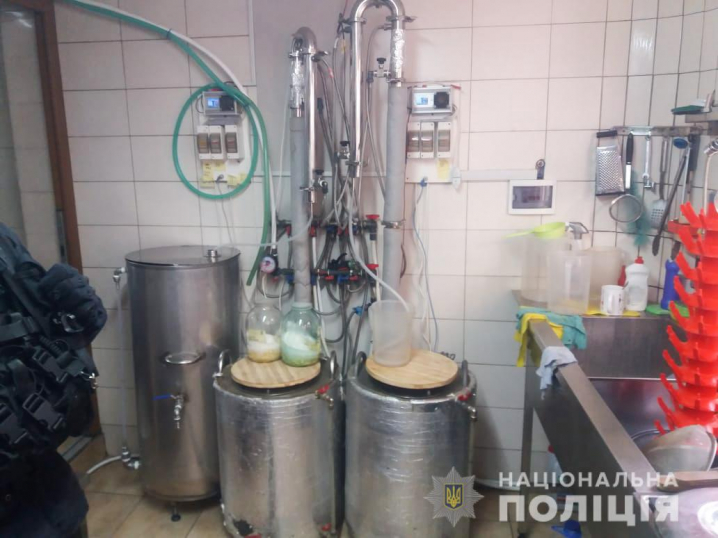 У буковинця вдома вилучили три тони контрафактного алкоголю на понад мільйон гривень У буковинця вдома вилучили три тони контрафактного алкоголю на понад мільйон гривень